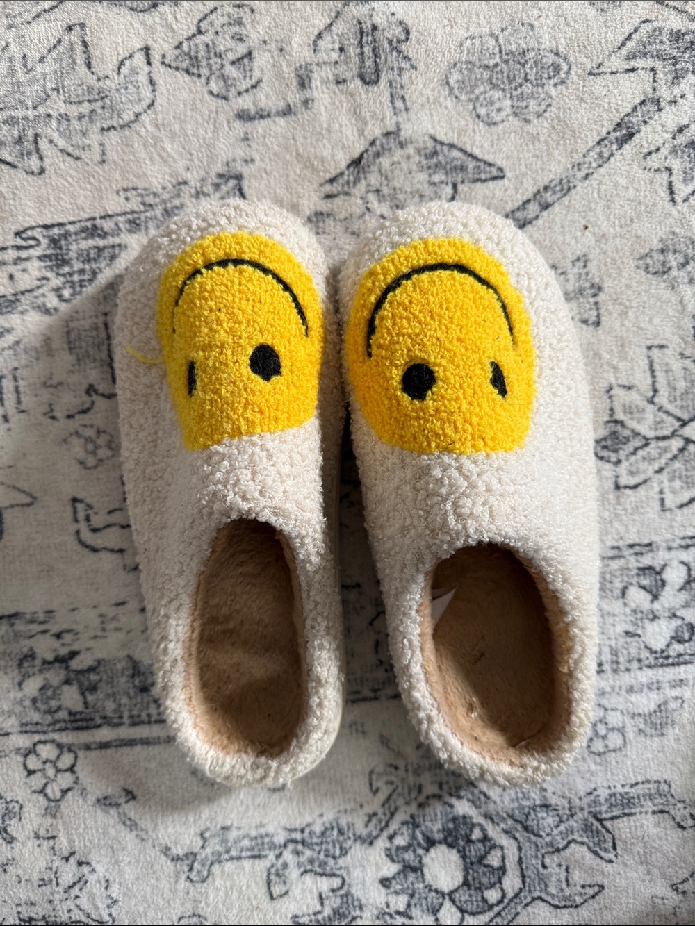 Cozy Women’s White Sherpa Slippers with Yellow Smile Accent